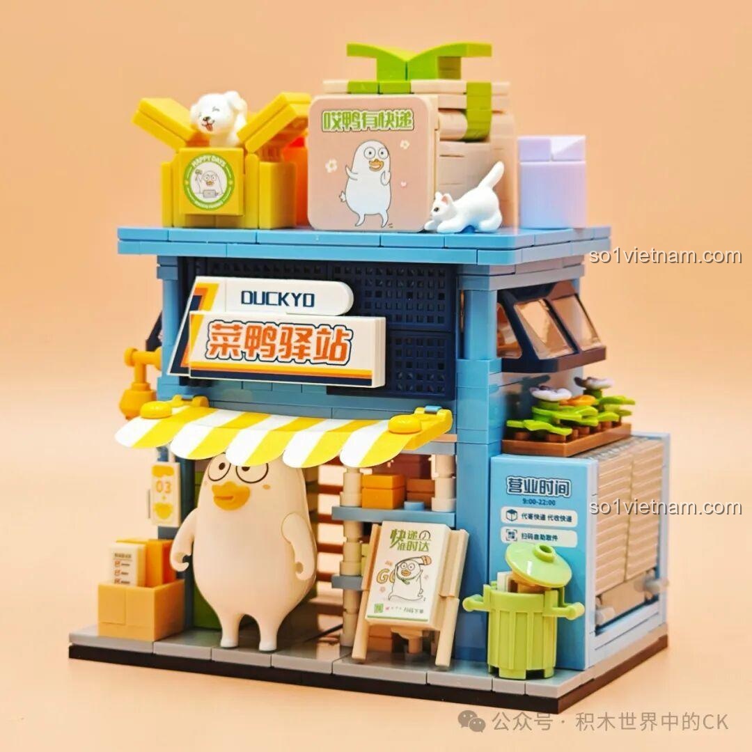 Mô hình hoàn thiện mặt trước của Trạm Chuyển Phát Vịt Tân Binh SEMBO 612019, với bảng hiệu và xe máy giao hàng.