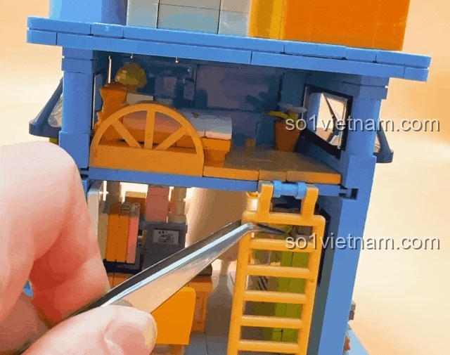 Chi tiết nội thất bên trong Trạm Chuyển Phát Vịt Tân Binh SEMBO 612019, với máy tính, sách và ghế xoay.