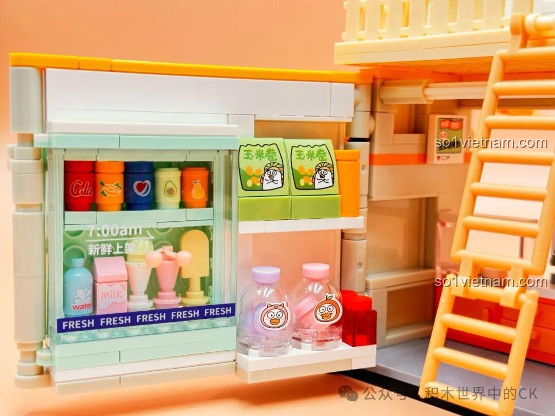 Mô hình hoàn chỉnh bộ lắp ghép Sembo 612020 Văn Phòng Bất Động Sản An Cư từ phía trước, chú Vịt Lưu Nhỏ trên xe máy, thiết kế xanh mát