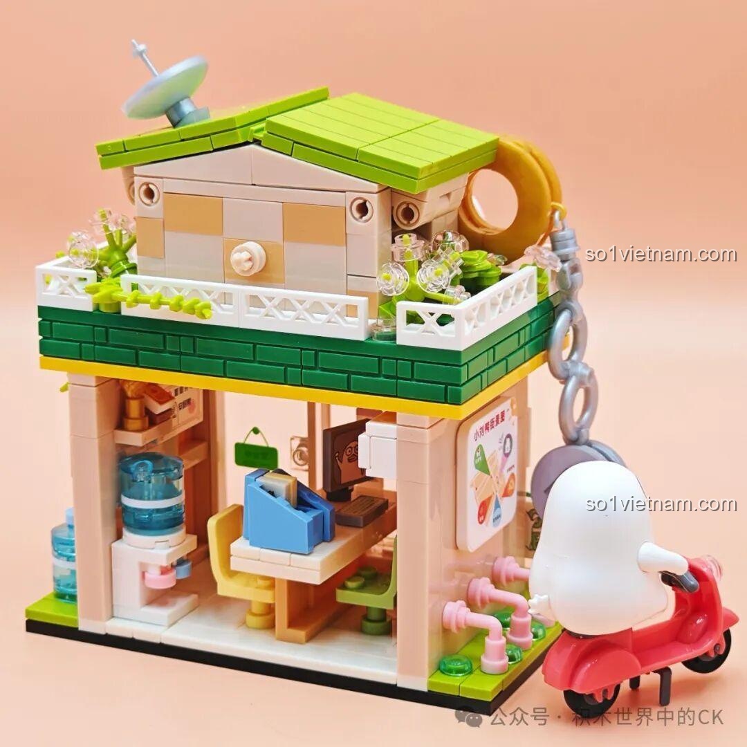 Chi tiết ban công xanh mát của văn phòng bất động sản Sembo 612020, chậu hoa, dây leo, thiết kế thân thiện, đồ chơi lắp ráp