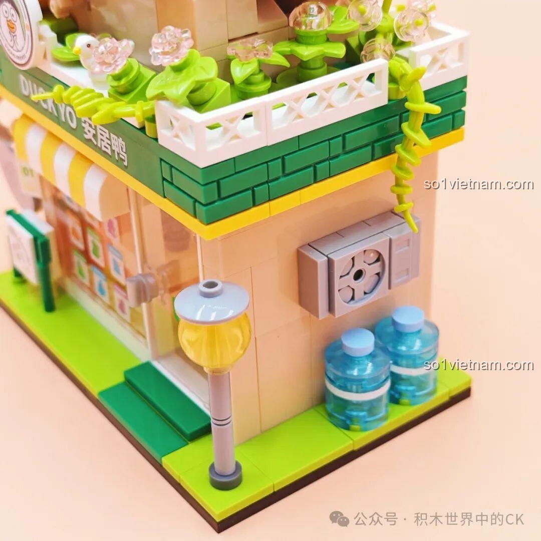 Nội thất tầng dưới của văn phòng bất động sản Sembo 612020, bình nước, kệ sách, chi tiết tinh xảo, đồ chơi lắp ráp