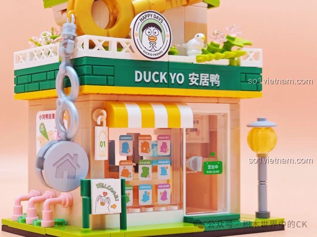 Nội thất tầng trên của văn phòng bất động sản Sembo 612020, bàn làm việc, máy tính, ghế, chi tiết sống động, đồ chơi lắp ráp