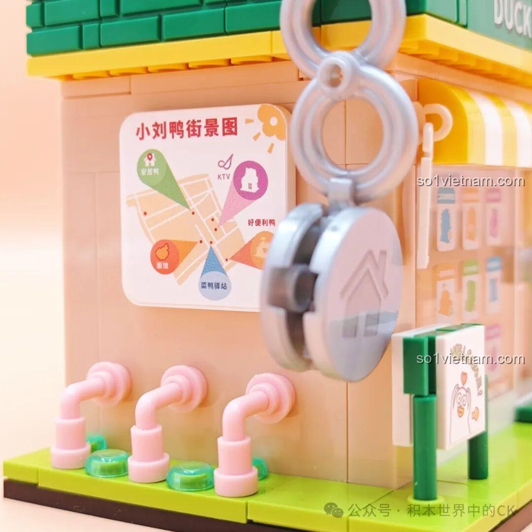 Hộp bộ lắp ghép Sembo 612021 KTV Vịt Ai, hình ảnh chú Vịt Lưu Nhỏ rocker, thiết kế tím hồng nổi bật, đồ chơi cho bé gái