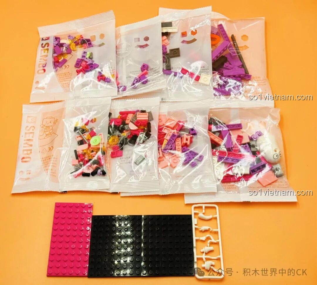 Nội thất tầng dưới của KTV Vịt Ai Sembo 612021, ghế sofa, bàn, màn hình, chi tiết tinh xảo, đồ chơi lắp ráp