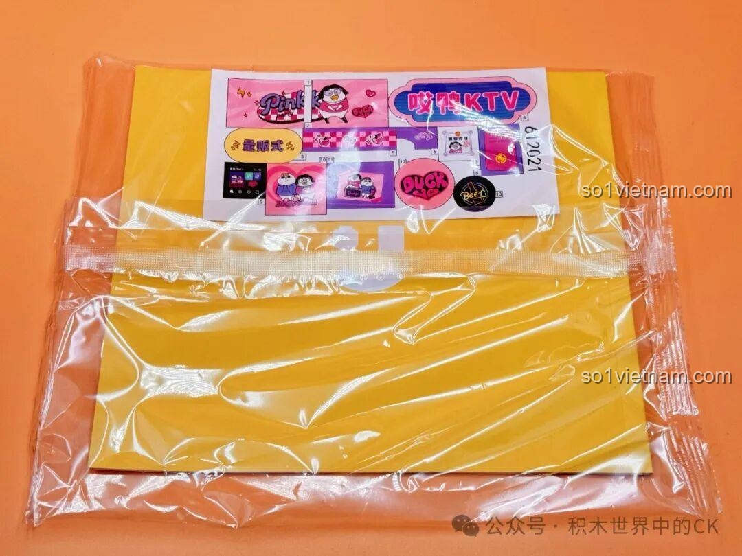 Nội thất tầng trên của KTV Vịt Ai Sembo 612021, quầy bar, ly tách, chai nước, chi tiết sống động, đồ chơi lắp ráp