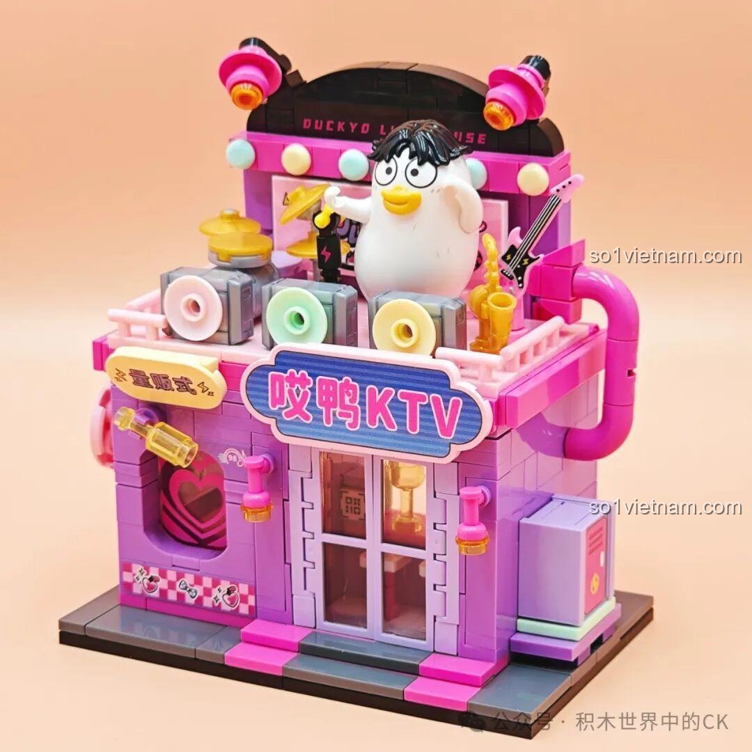 Chi tiết nội thất bên trong KTV Vịt Lưu SEMBO 612021, với màn hình, ly cốc và ghế.