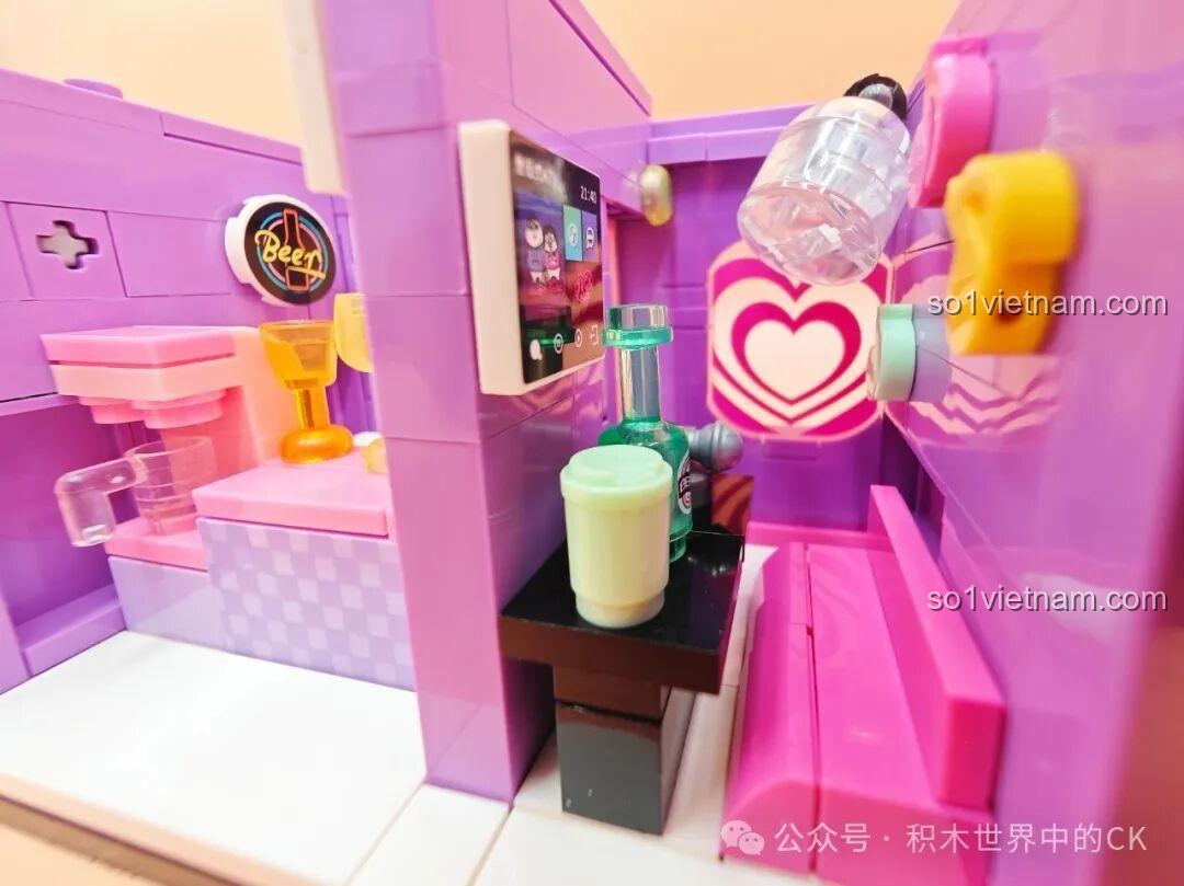 Chi tiết mái nhà cửa hàng tiện lợi Sembo 612022 với chiếc ô vàng và ban công, chú Vịt Lưu Nhỏ thư giãn, đồ chơi lắp ráp