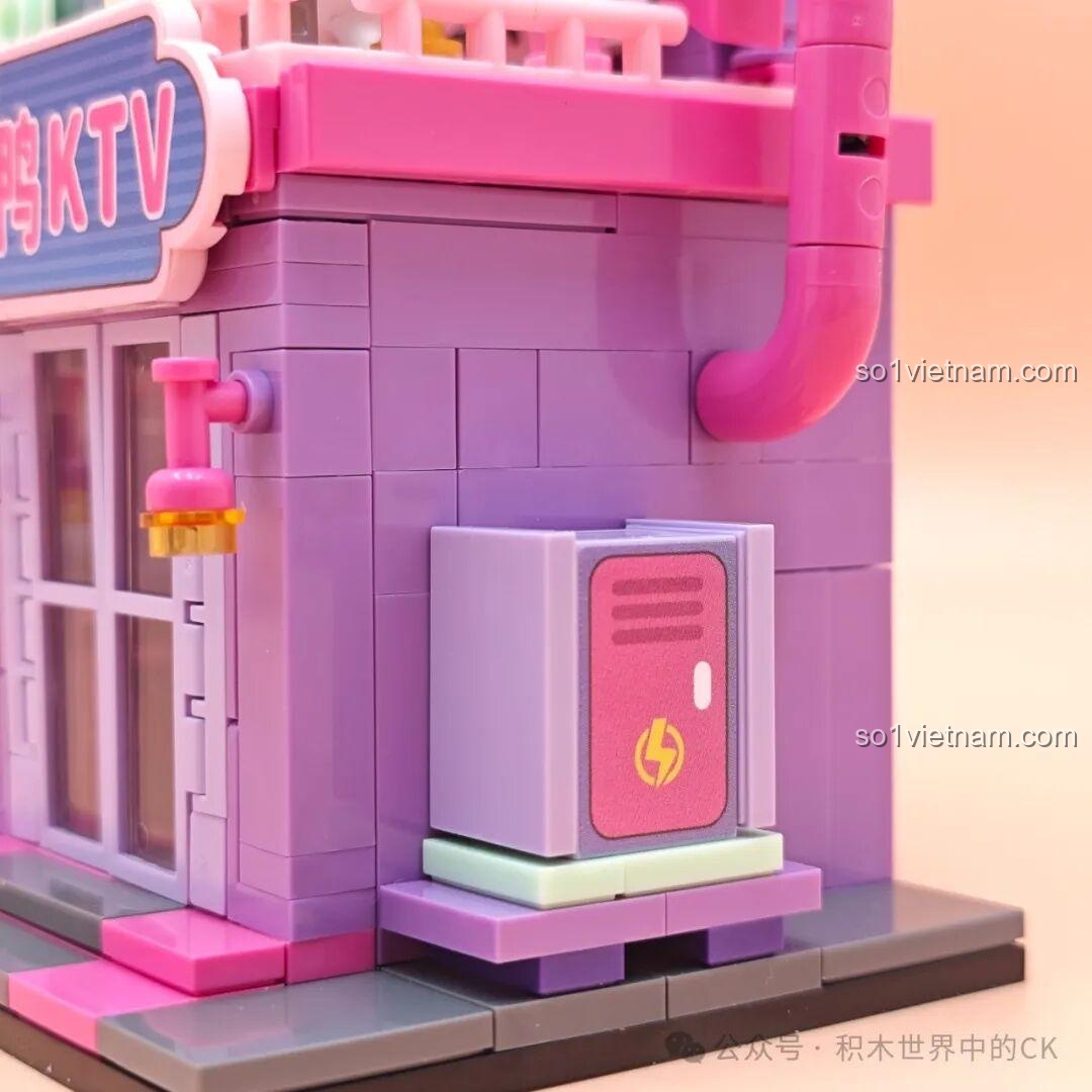 Chi tiết máy bán hàng tự động của bộ Sembo 612022 Cửa Hàng Tiện Lợi, có các quả bóng màu sắc, đồ chơi lắp ráp mini