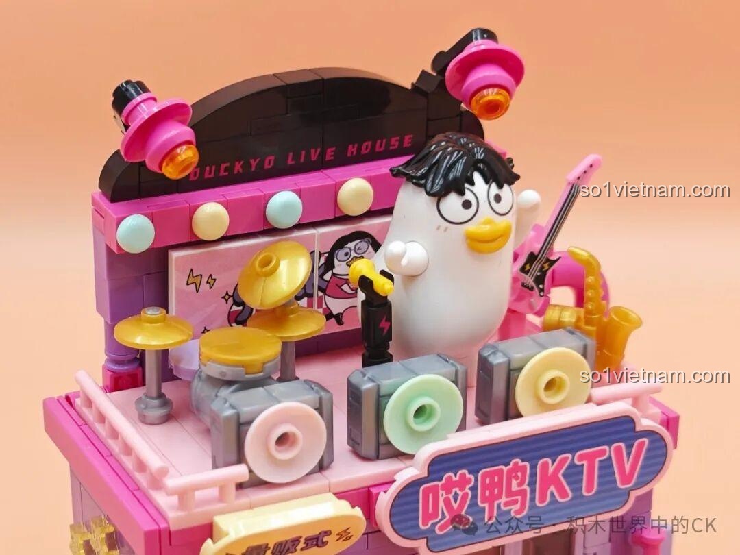 Chi tiết khu WC nhỏ xinh bên ngoài cửa hàng tiện lợi Sembo 612022, chú Vịt Lưu Nhỏ đang 