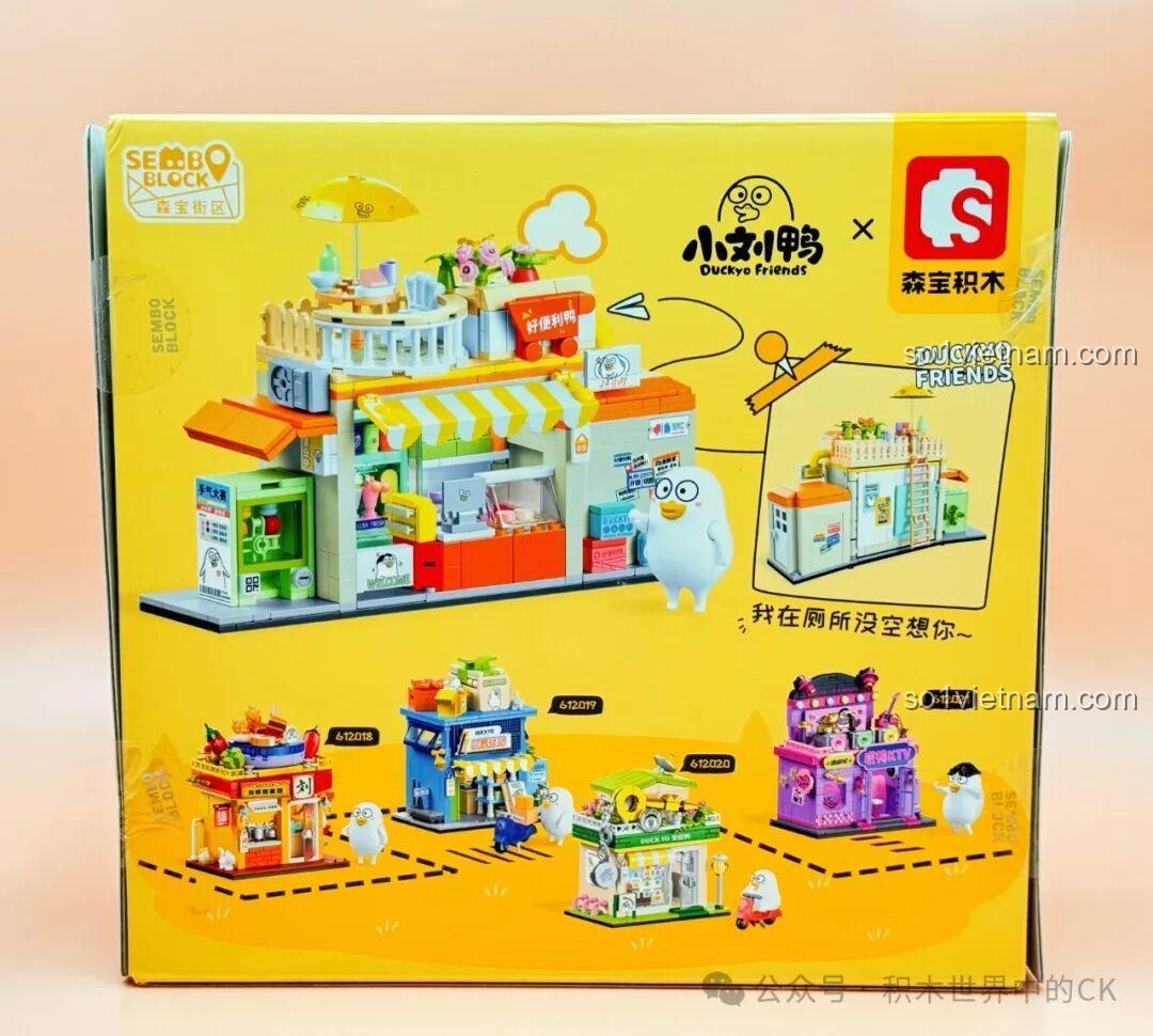 Chi tiết nhà vệ sinh mini bên trong Cửa Hàng Tiện Lợi Vịt Lưu SEMBO 612022, với bồn cầu và giấy vệ sinh.