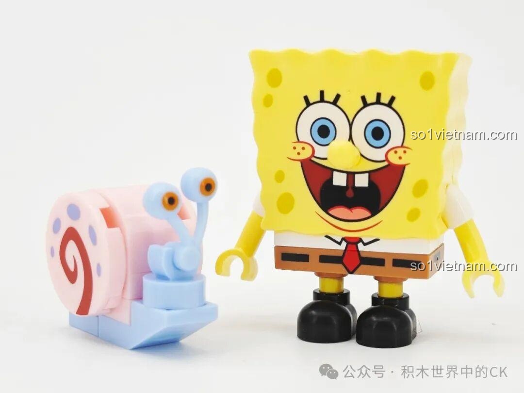 Ảnh 7: Minifigure SpongeBob và ốc sên Gary trong bộ Sembo 612217 Xe Bán Hamburger SpongeBob, chi tiết sắc nét, biểu cảm vui nhộn.