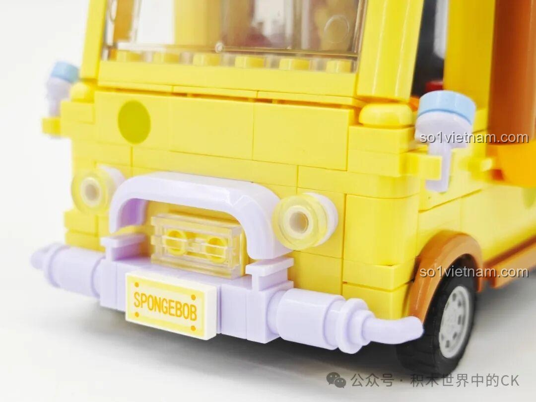 Ảnh 18: Cận cảnh cản trước của Sembo 612217 Xe Bán Hamburger SpongeBob, với logo 'SpongeBob' và chi tiết đèn.