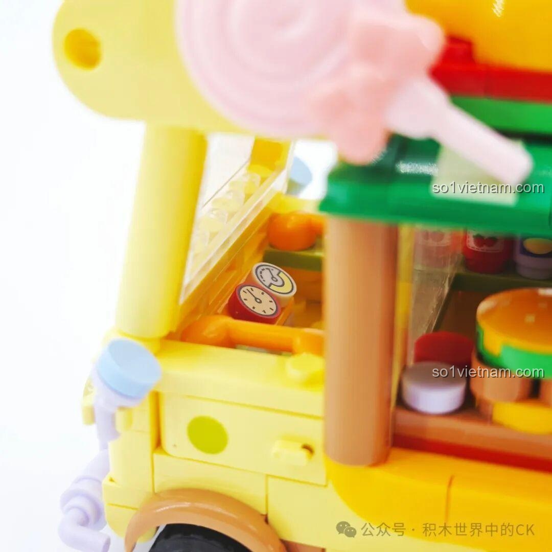 Ảnh 19: Chi tiết nội thất bên trong Sembo 612217 Xe Bán Hamburger SpongeBob, với đồng hồ và các vật dụng nhỏ.