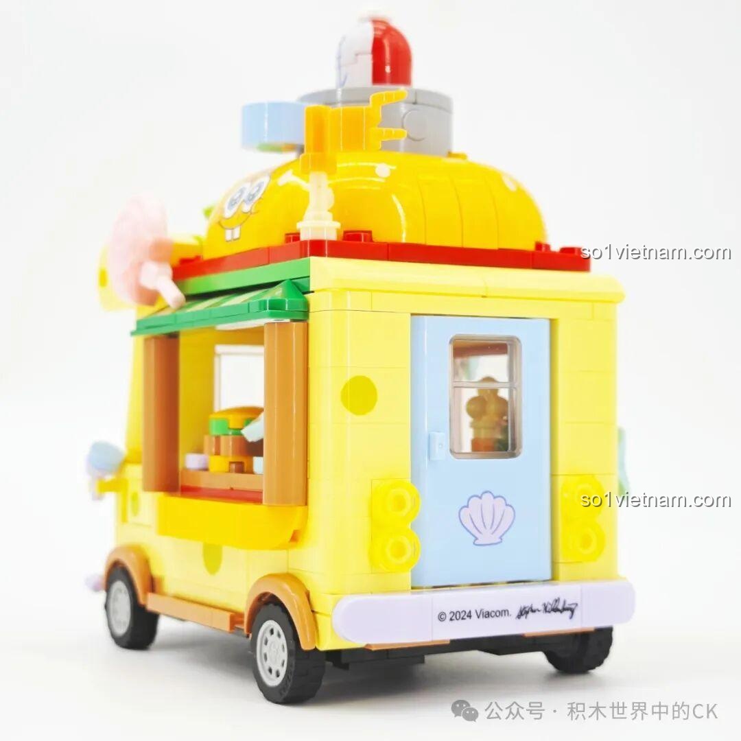 Ảnh 12: Góc nhìn phía sau của Sembo 612217 Xe Bán Hamburger SpongeBob, với chi tiết cửa và logo bản quyền 2024 Viacom.