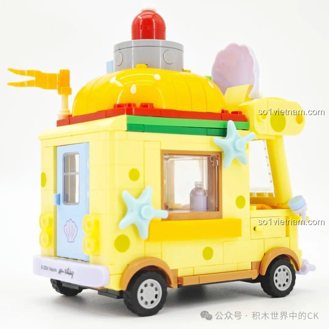 Ảnh 14: Góc nhìn nghiêng của Sembo 612217 Xe Bán Hamburger SpongeBob, với các chi tiết trang trí hình sao biển và vỏ sò.