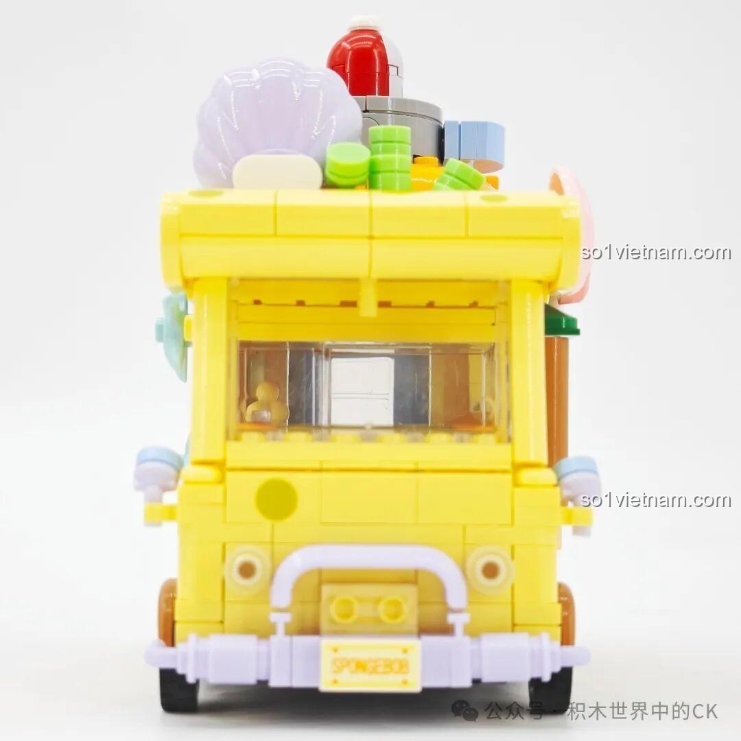 Ảnh 17: Mặt trước của Sembo 612217 Xe Bán Hamburger SpongeBob, với kính chắn gió trong suốt và các chi tiết trang trí.