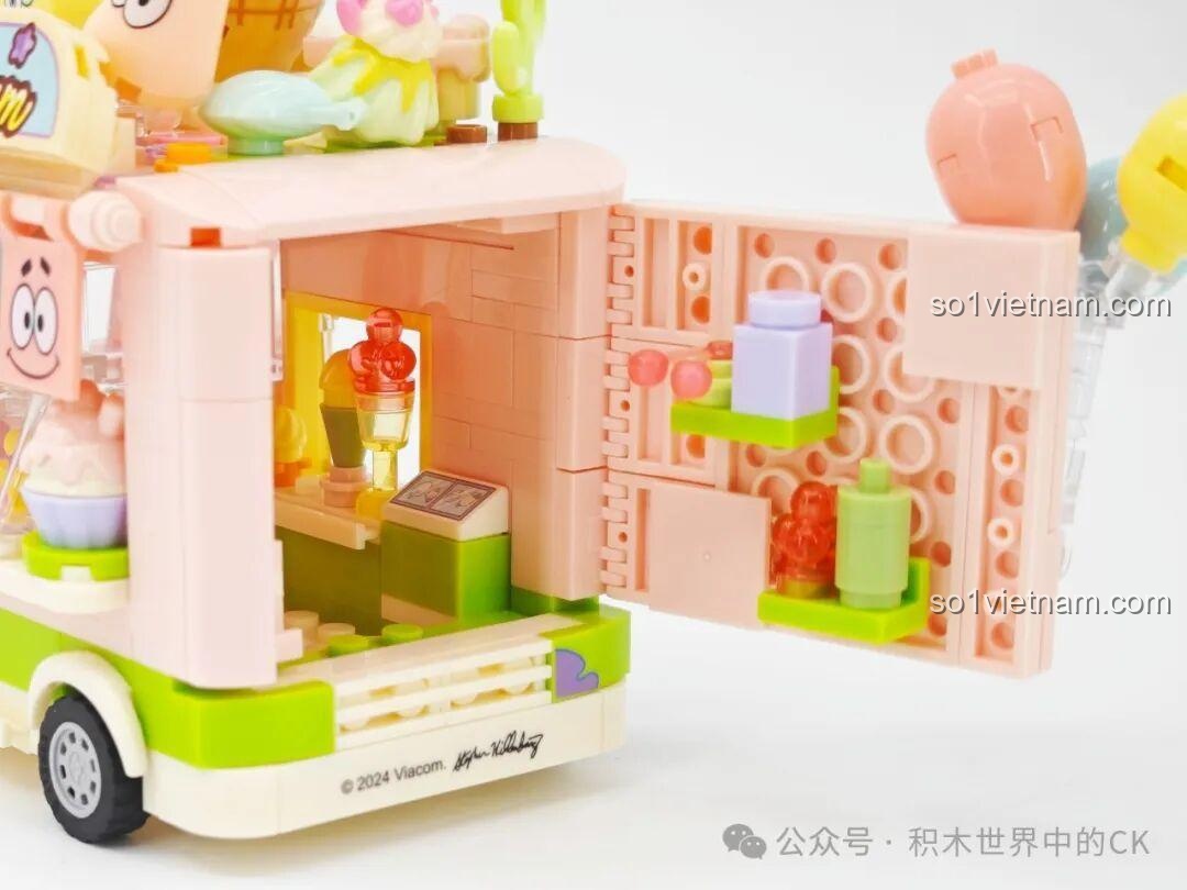 Cửa xe mở ra, hé lộ không gian bên trong với các kệ trưng bày kem của SEMBO 612218.