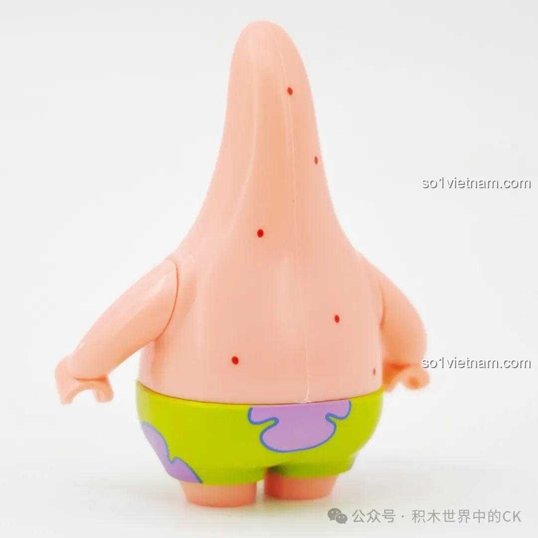 Ảnh 27: Góc nhìn nghiêng của Sembo 612218 Xe Bán Kem SpongeBob, với các chi tiết kem ốc quế và bong bóng trang trí.