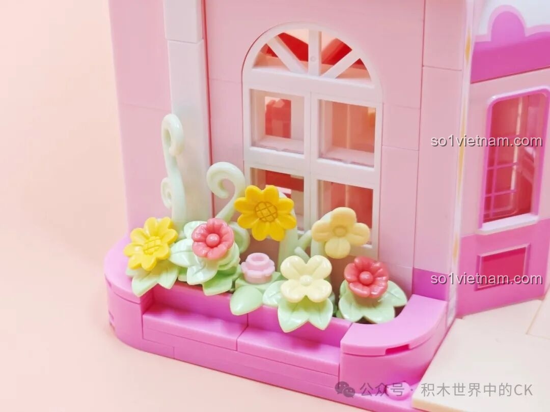 Chi tiết chậu hoa trang trí bên ngoài của bộ SEMBO 616208 Tiệm Bánh Hoa Hồng Tình Yêu