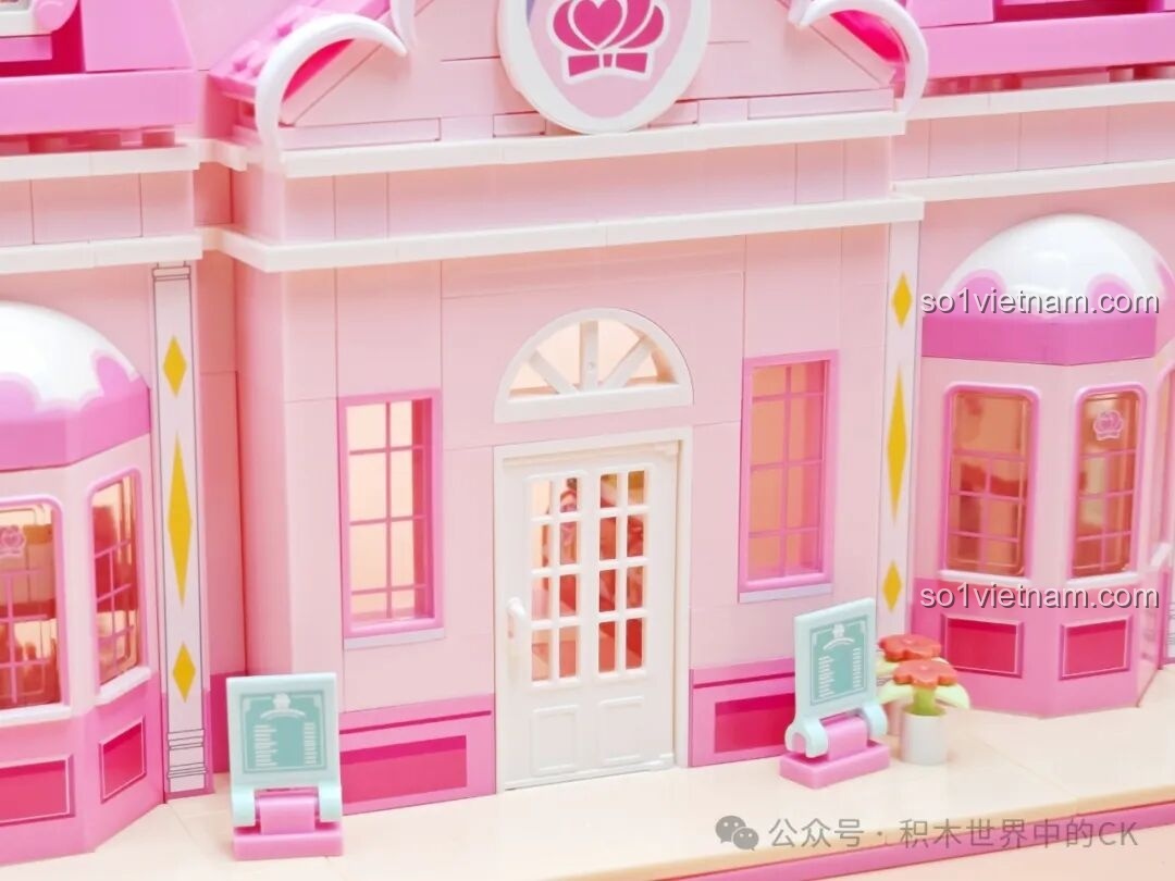 Chi tiết cửa ra vào chính của bộ SEMBO 616208 Tiệm Bánh Hoa Hồng Tình Yêu