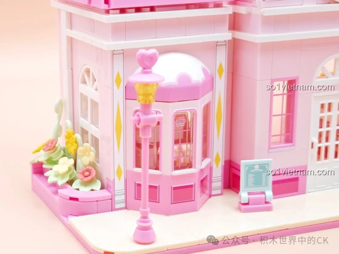 Chi tiết đèn đường hai bên lối vào của bộ SEMBO 616208 Tiệm Bánh Hoa Hồng Tình Yêu