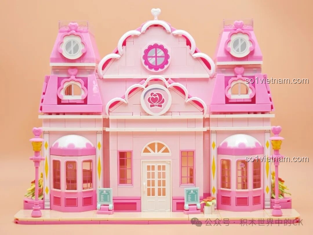 Chi tiết trang trí hình hoa trên mái nhà của bộ SEMBO 616208 Tiệm Bánh Hoa Hồng Tình Yêu
