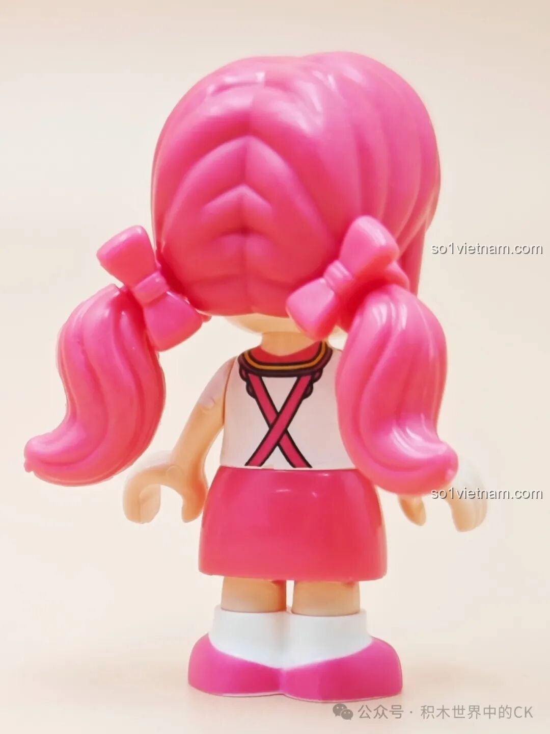 Chi tiết tủ trưng bày bánh trong bộ SEMBO 616208 Tiệm Bánh Hoa Hồng Tình Yêu