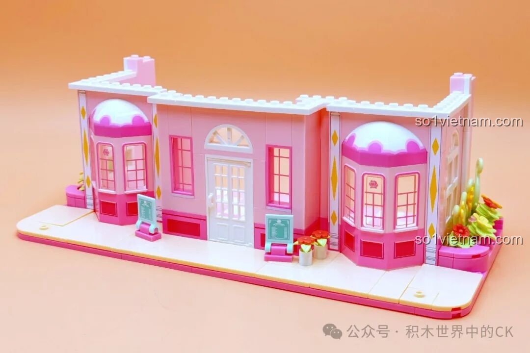 Phần ngoại thất của tiệm bánh SEMBO 616208 Tiệm Bánh Hoa Hồng Tình Yêu đang được lắp ráp