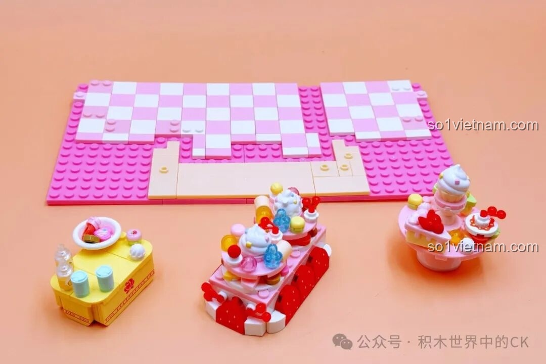 Các phụ kiện bánh ngọt được lắp ráp từ bộ SEMBO 616208 Tiệm Bánh Hoa Hồng Tình Yêu