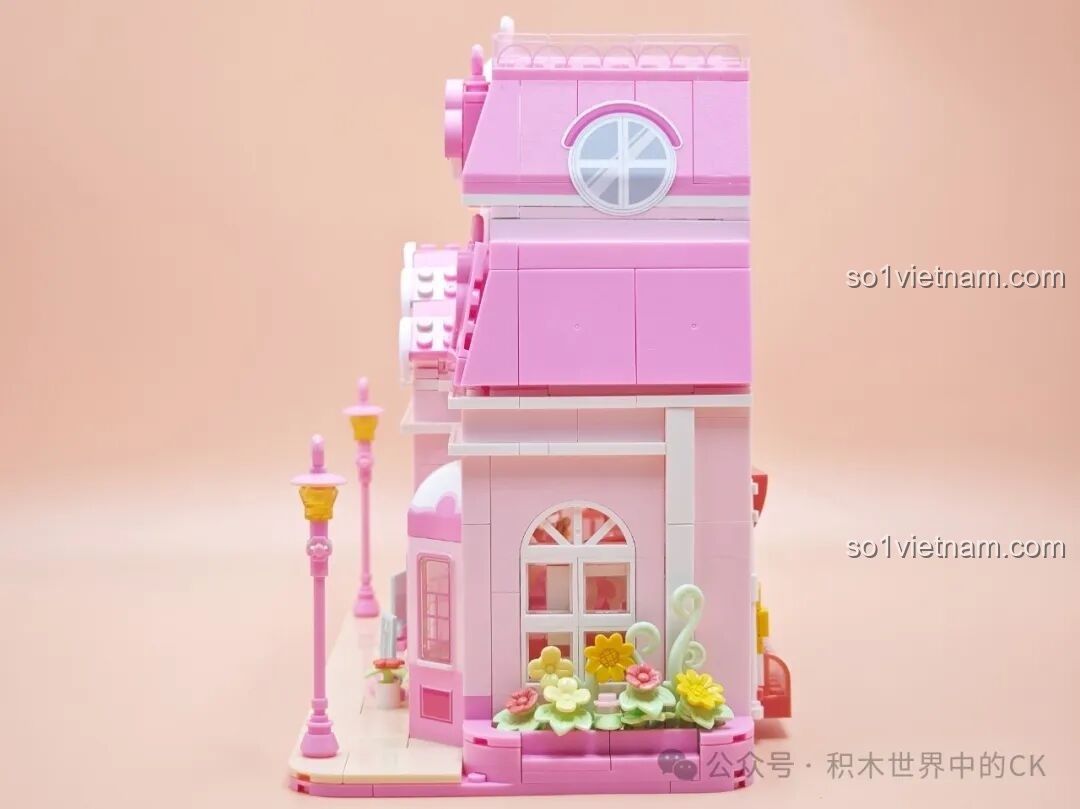 Mô hình SEMBO 616208 Tiệm Bánh Hoa Hồng Tình Yêu hoàn thiện, nhìn từ phía trước