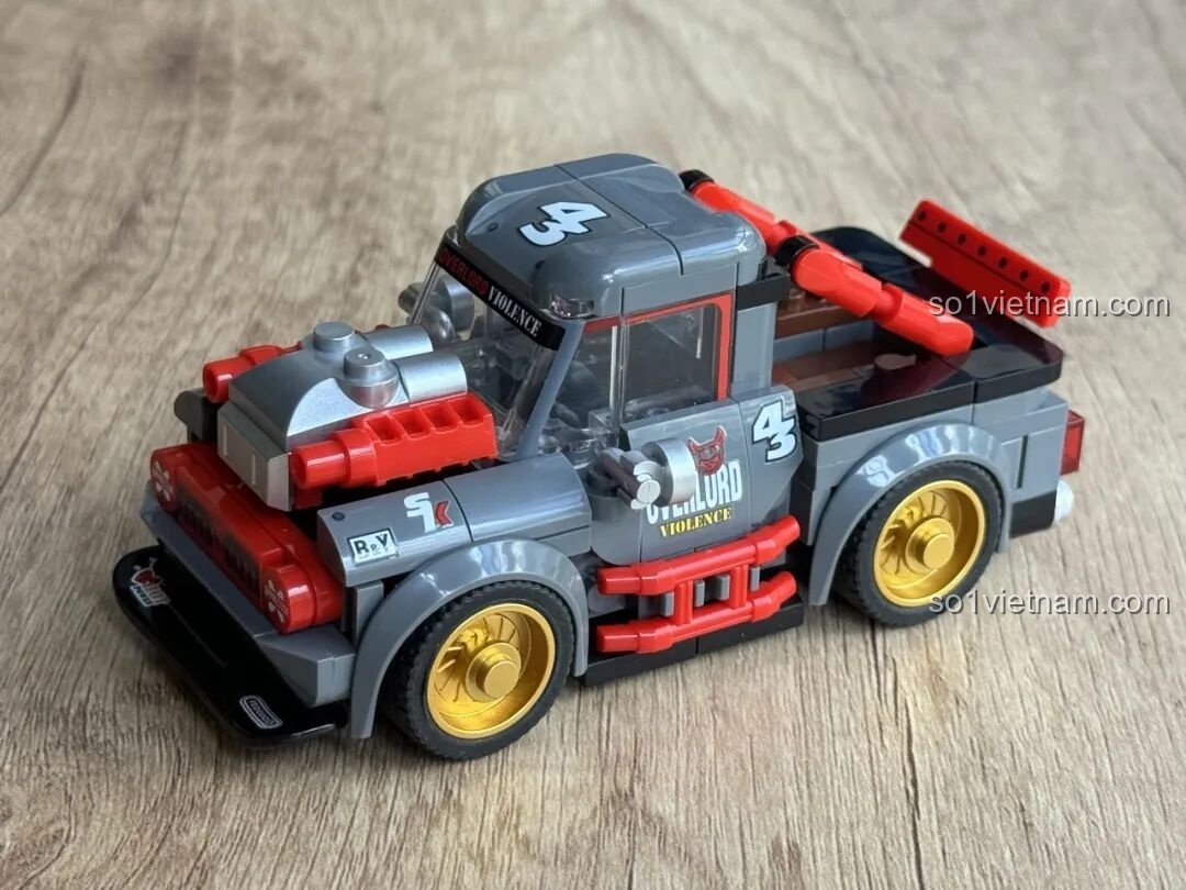 Chiếc xe SEMBO 714325 ở dạng bán tải thông thường, nhìn từ bên cạnh