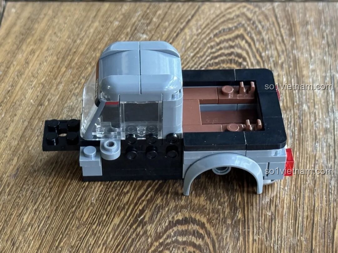 Phần đuôi xe đua SEMBO 714325 với cánh gió thể thao