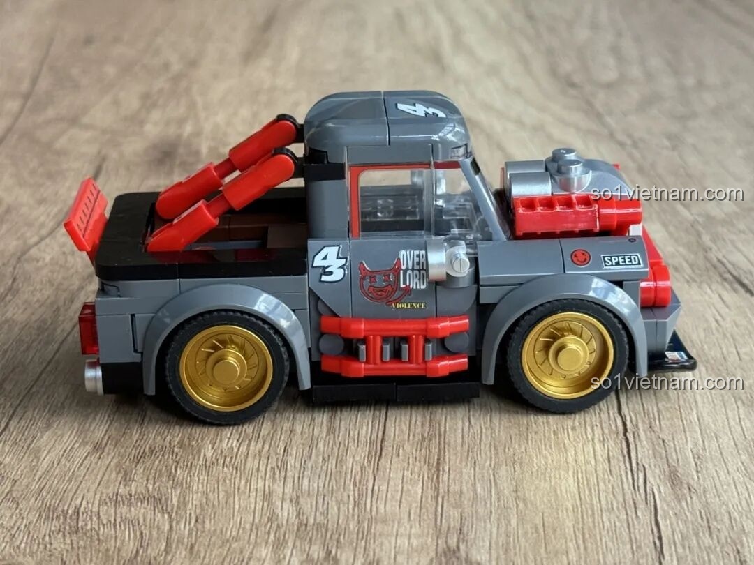 Chiếc xe SEMBO 714325 ở dạng đua thể thao, nhìn từ bên cạnh