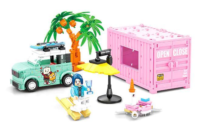 Toàn cảnh bộ lắp ghép Lễ Hội Bờ Biển Sembo 714510, bao gồm xe mini, container hồng, minifigure và cây dừa. Món quà giá rẻ cho bé gái 6 tuổi.