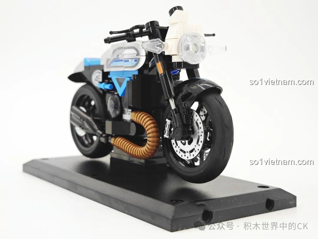 Mô hình xe máy lắp ráp Sembo 714536 Ducati Freedom 800 Blue Mountain Coffee đã hoàn thành, nhìn từ góc phía trước, thể hiện đèn pha và tay lái.