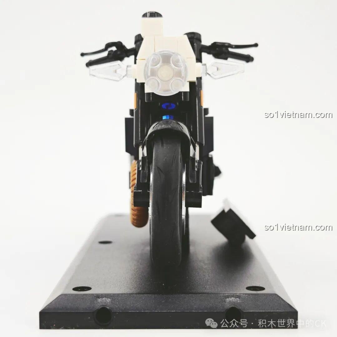 Mô hình xe máy lắp ráp Sembo 714536 Ducati Freedom 800 Blue Mountain Coffee đã hoàn thành, nhìn trực diện từ phía trước, thể hiện đèn pha và bánh xe.