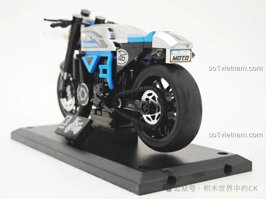 Mô hình xe máy lắp ráp Sembo 714536 Ducati Freedom 800 Blue Mountain Coffee đã hoàn thành, nhìn từ góc phía sau, thể hiện chi tiết bánh xe và yên.