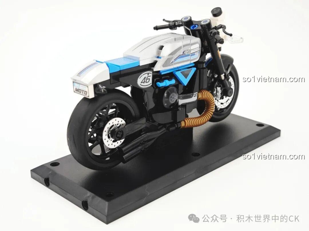 Mô hình xe máy lắp ráp Sembo 714536 Ducati Freedom 800 Blue Mountain Coffee đã hoàn thành, nhìn từ góc phía sau bên phải, tập trung vào ống xả.