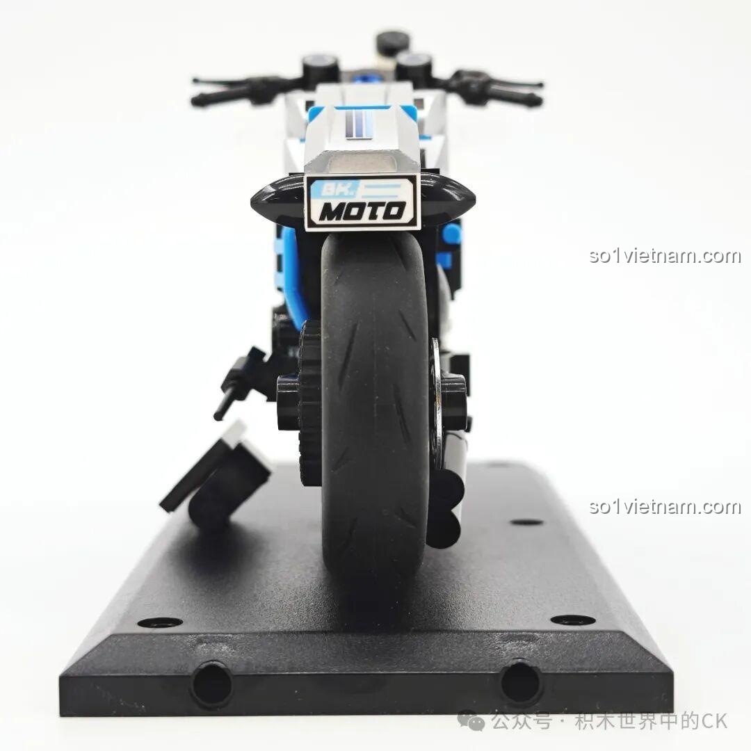 Mô hình xe máy lắp ráp Sembo 714536 Ducati Freedom 800 Blue Mountain Coffee đã hoàn thành, nhìn trực diện từ phía sau, thể hiện độ rộng của lốp.