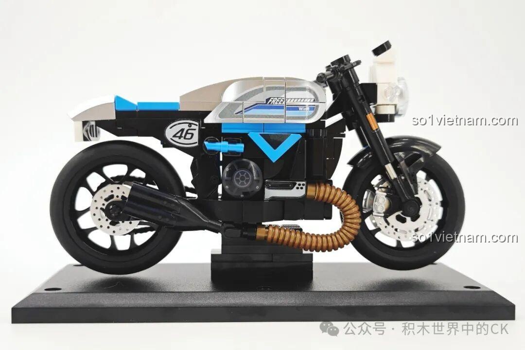 Mô hình xe máy lắp ráp Sembo 714536 Ducati Freedom 800 Blue Mountain Coffee đã hoàn thành, nhìn từ bên phải, tập trung vào chi tiết ống xả và động cơ.