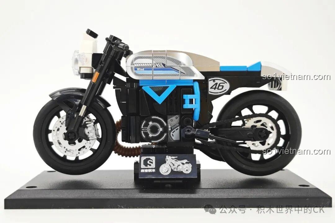 Mô hình xe máy lắp ráp Sembo 714536 Ducati Freedom 800 Blue Mountain Coffee đã hoàn thành, nhìn từ góc nghiêng bên phải, đặt trên đế trưng bày.