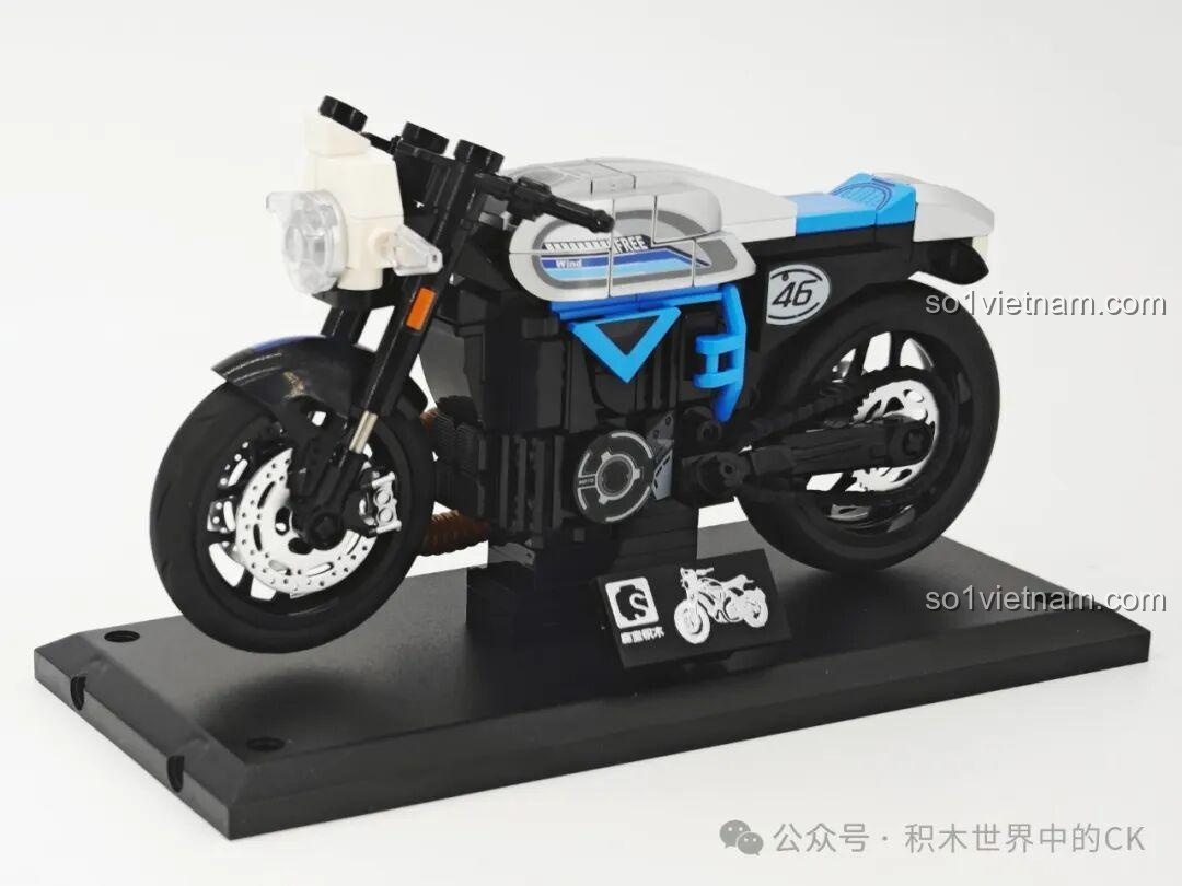 Mô hình xe máy lắp ráp Sembo 714536 Ducati Freedom 800 Blue Mountain Coffee đã hoàn thành, nhìn từ góc nghiêng bên trái, đặt trên đế trưng bày.