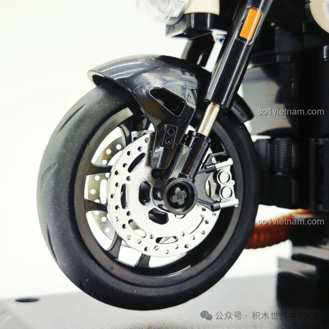 Chi tiết đĩa phanh kim loại và hệ thống giảm xóc hoạt động ở bánh trước của mô hình Sembo 714536 Ducati Freedom 800 Blue Mountain Coffee.