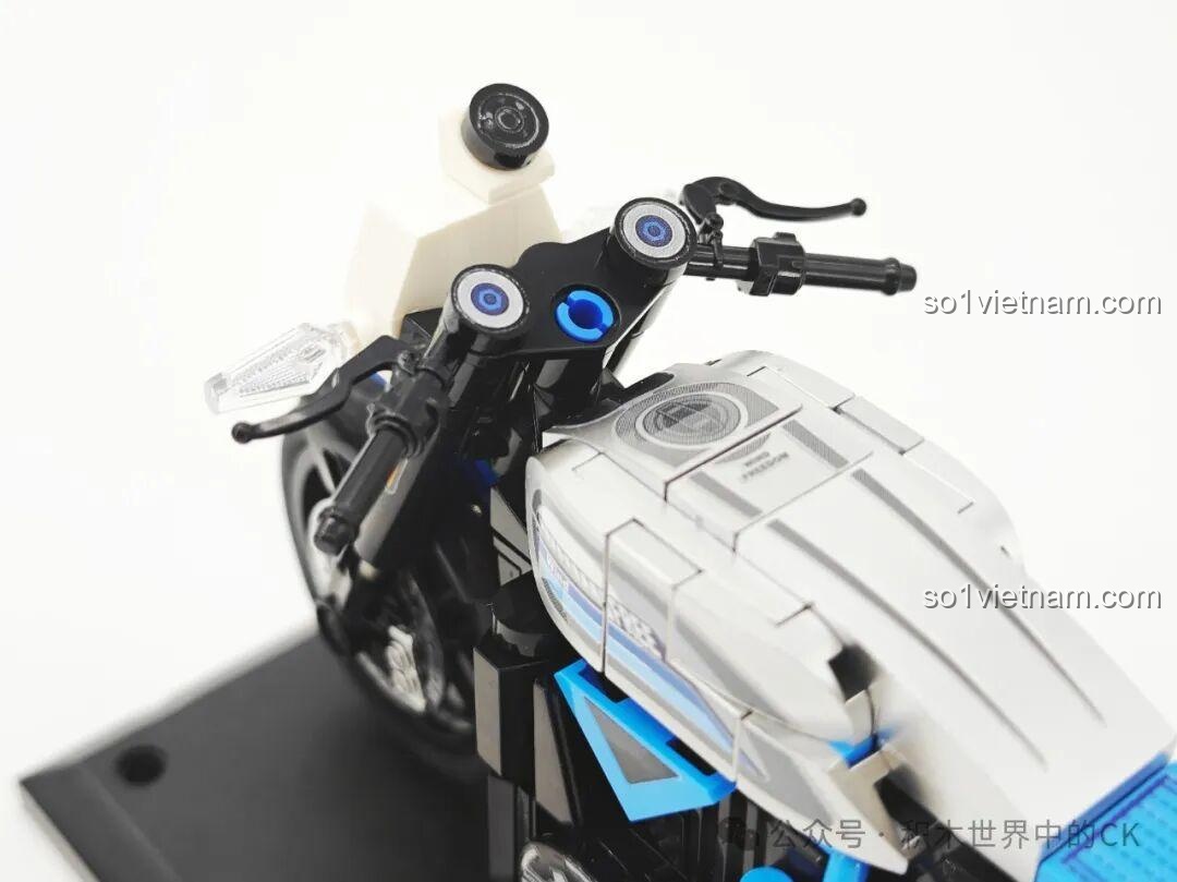 Chi tiết tay lái và cụm đồng hồ của mô hình xe máy lắp ráp Sembo 714536 Ducati Freedom 800 Blue Mountain Coffee.