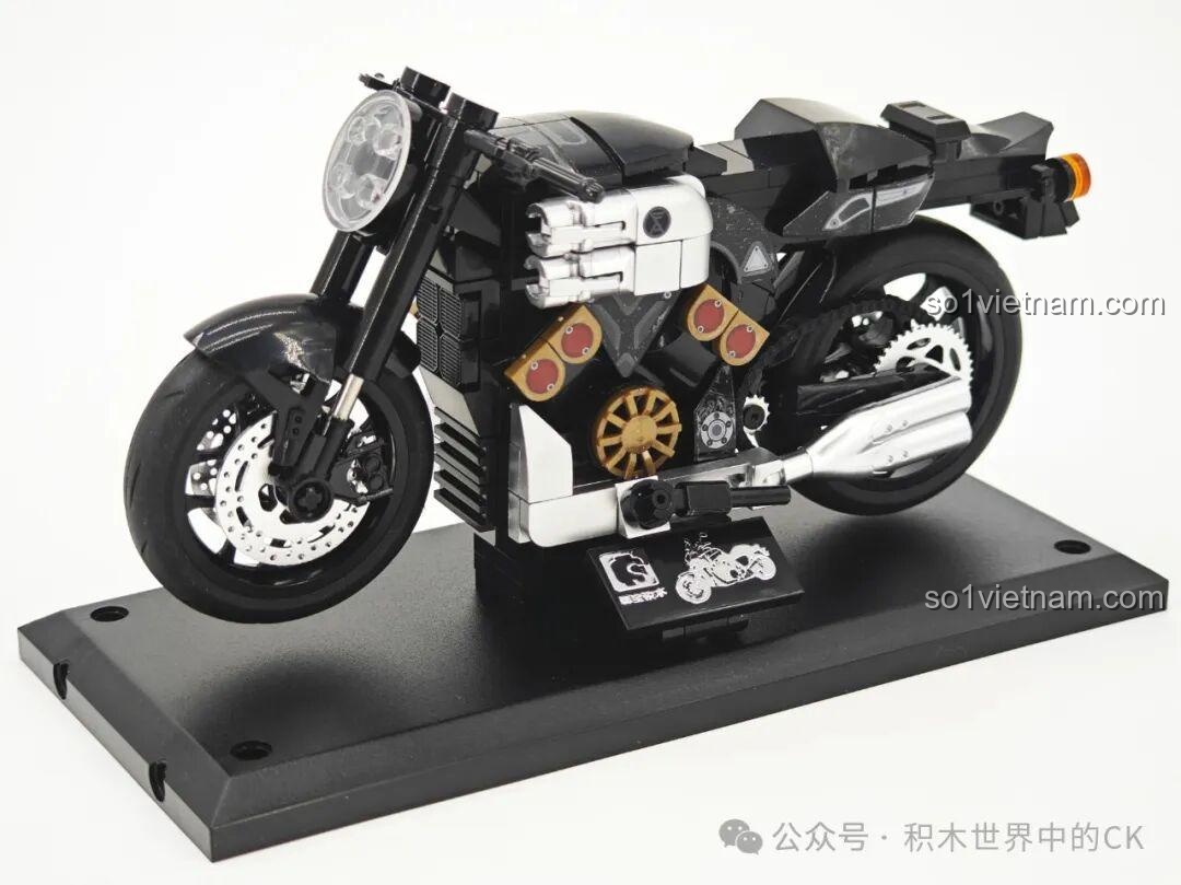 Mô hình xe máy lắp ráp Sembo 714537 Yamaha V-MAX đã hoàn thành, nhìn từ góc nghiêng bên trái, đặt trên đế trưng bày.