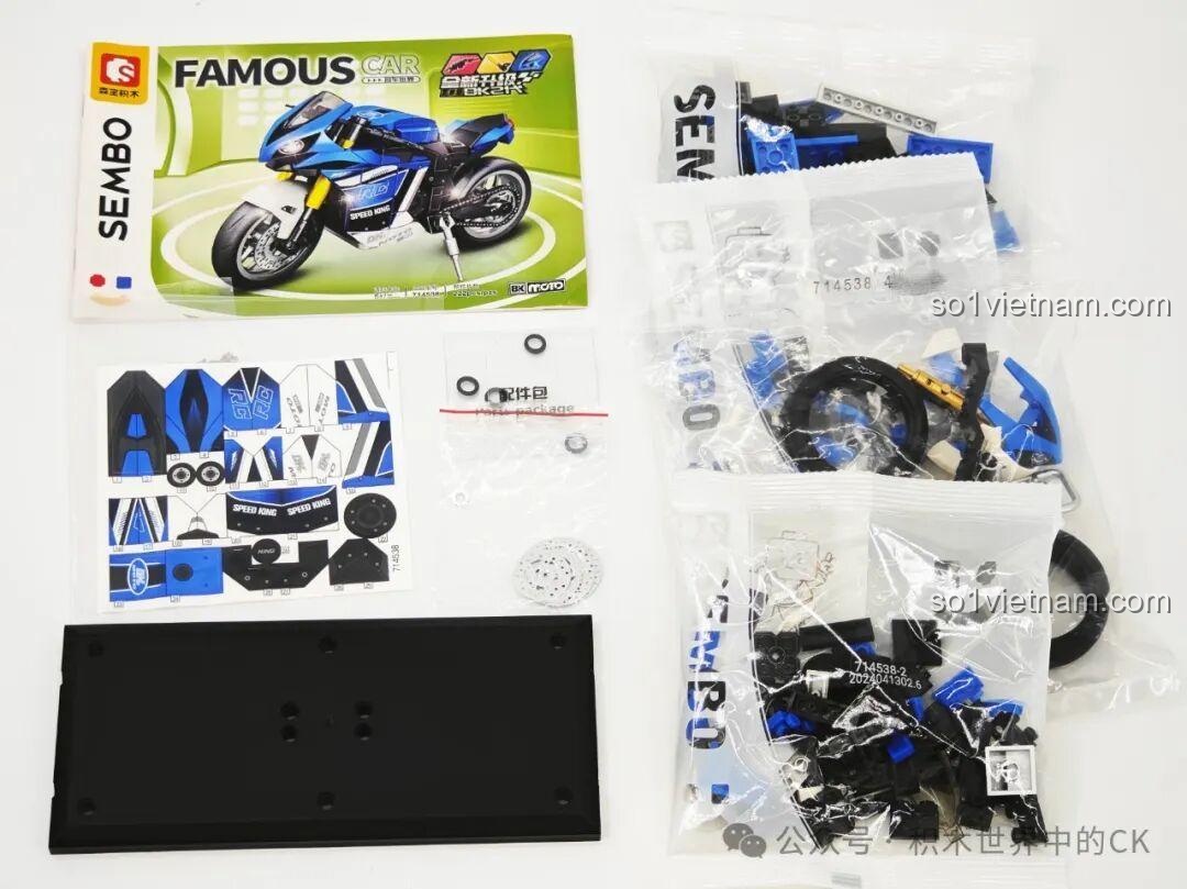 Mô hình xe máy lắp ráp Sembo 714538 Yamaha R1 đã hoàn thành, nhìn từ góc phía trước, thể hiện đèn pha kép và kính chắn gió.