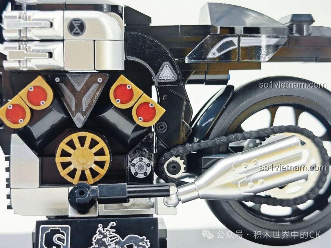 Mô hình xe máy lắp ráp Sembo 714538 Yamaha R1 đã hoàn thành, nhìn từ góc nghiêng bên trái, đặt trên đế trưng bày.