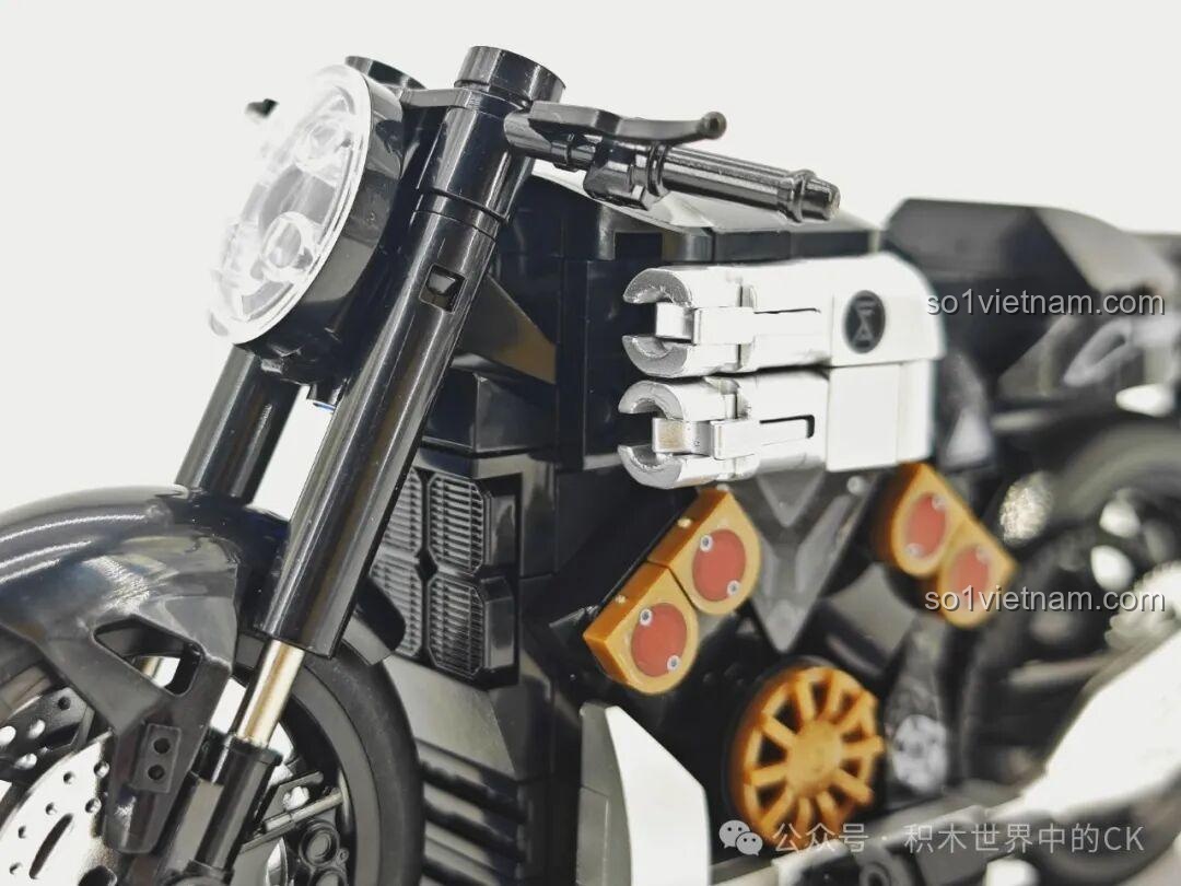 Các mảnh ghép, sách hướng dẫn và đế trưng bày của bộ lắp ghép Sembo 714538 Yamaha R1, một phần của series Famous Car.