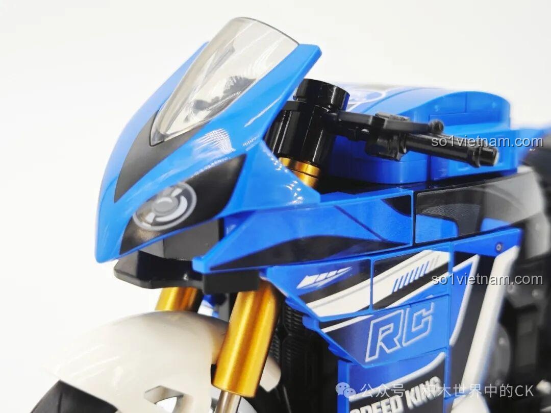 Mô hình xe máy lắp ráp Sembo 714539 Kawasaki NINJA ZX-10R đã hoàn thành, nhìn từ góc phía trước, thể hiện đèn pha và kính chắn gió.