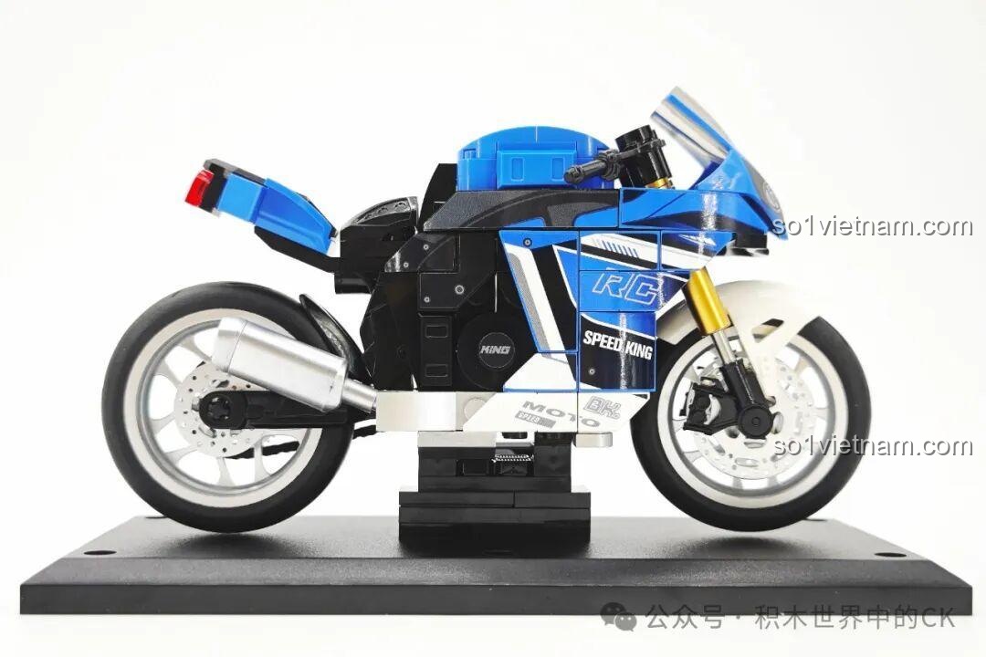 Mô hình xe máy lắp ráp Sembo 714539 Kawasaki NINJA ZX-10R đã hoàn thành, nhìn từ góc nghiêng bên trái, đặt trên đế trưng bày.